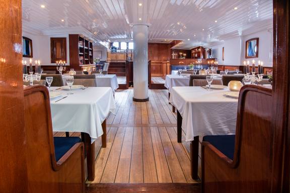 Eetzaal van de Leafde fan Fryslân met wit gedekte tafels