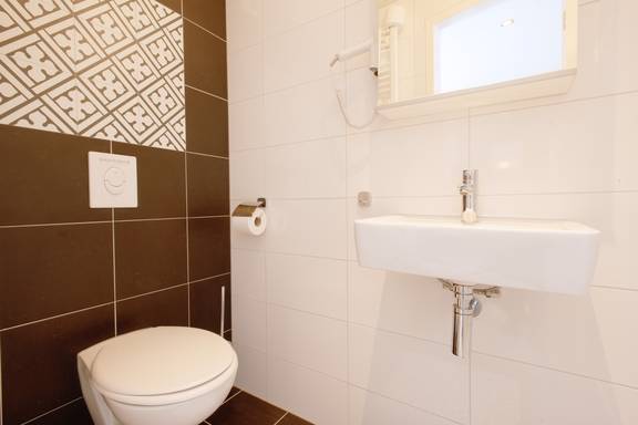 Badkamer met toilet en wastafel aan boord van de Magnifique III