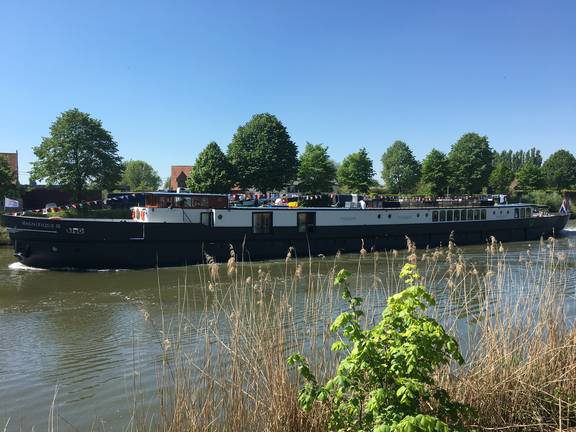 Het passagiersschip Magnifique III op een kanaal