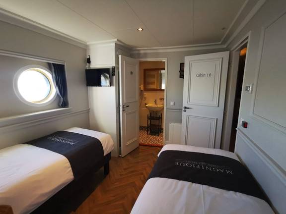 Tweepersoonshut met patrijspoort aan boord van de Magnifique IV
