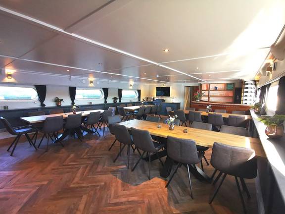 Restaurant aan boord van de Magnifique IV