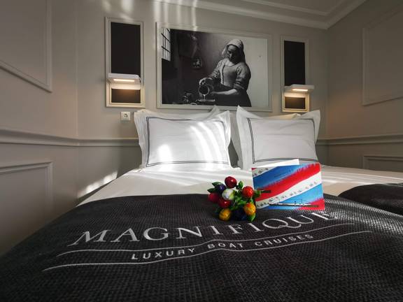 Suite met tweepersoonsbed aan boord van de Magnifique IV