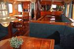 Salon van de Mars met houten tafels en groene zitbanken