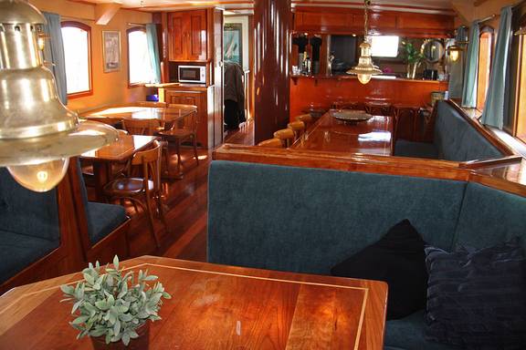 Salon van de Mars met houten tafels en groene zitbanken