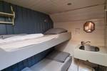 Hut met stapelbed en wastafel op de Medusa