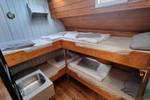 Hut met houten stapelbedden op de Medusa
