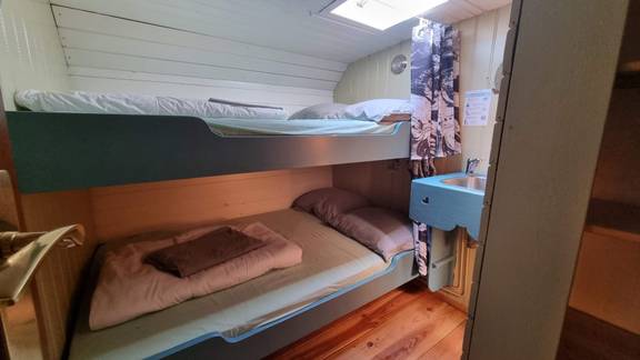 Stapelbedden in een hut van de Medusa