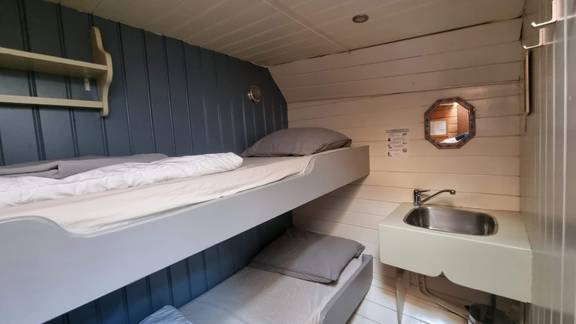 Hut met stapelbed en wastafel op de Medusa