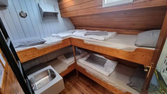 Hut met houten stapelbedden op de Medusa