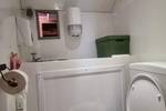 Toilet en wastafel aan boord van de Medusa