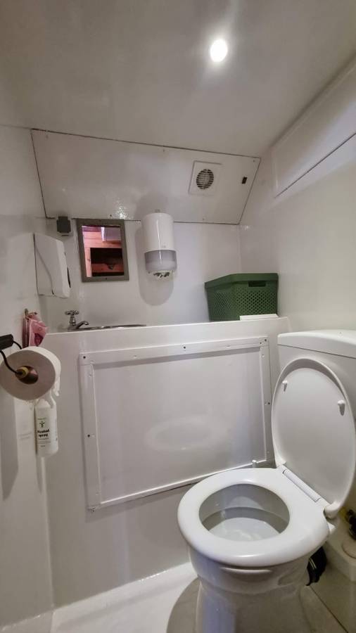 Toilet en wastafel aan boord van de Medusa