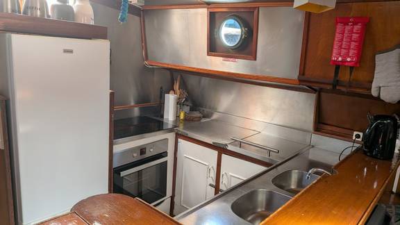 Kombuis met fornuis en koelkast op de Meridiaan