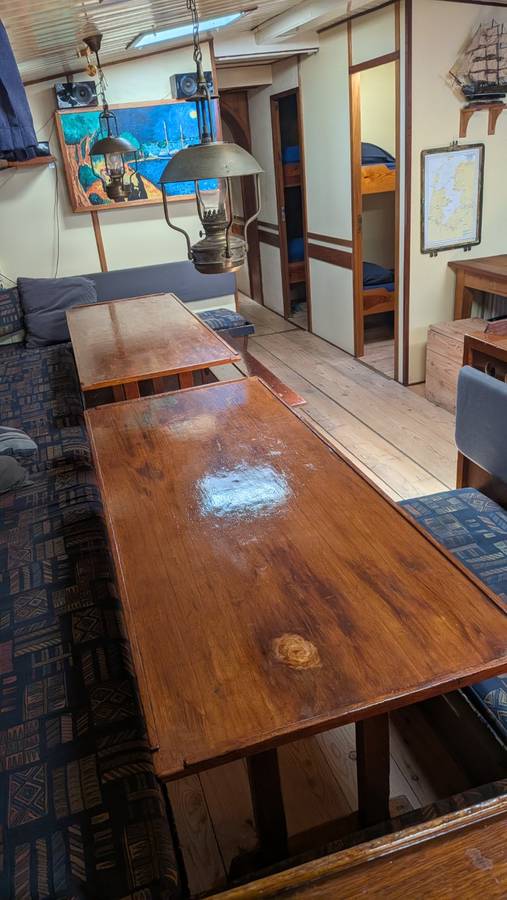 Lange houten eettafel in de salon van de Meridiaan