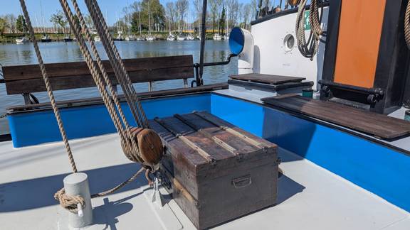 Zitkuip met blauwe banken op het dek van de Meridiaan