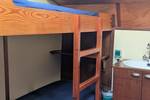 Tweepersoonshut met stapelbed en wastafel op de Meridiaan