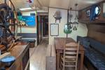 Salon van de Meridiaan met houten tafels en blauwe zitbanken