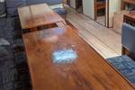 Lange houten eettafel in de salon van de Meridiaan