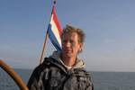Schipper Egbert Stofbergen aan het roer van de Nieuwe Zorg