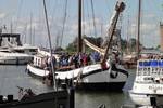 Nieuwe Zorg afgemeerd tussen andere schepen in de haven