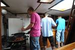 Gasten koken samen in de kombuis van de Nieuwe Zorg