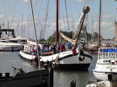 Nieuwe Zorg afgemeerd tussen andere schepen in de haven