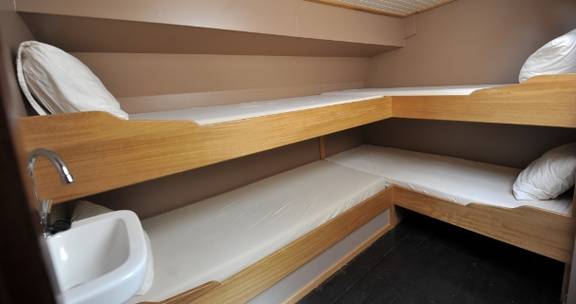 Hut met stapelbedden op de Nieuwe Zorg