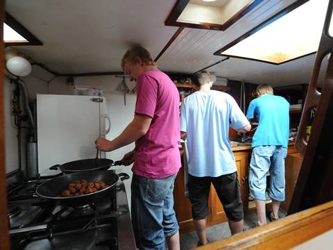 Gasten koken samen in de kombuis van de Nieuwe Zorg