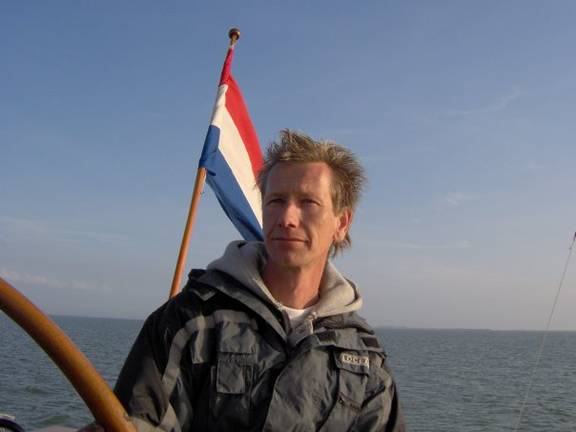 Schipper Egbert Stofbergen aan het roer van de Nieuwe Zorg
