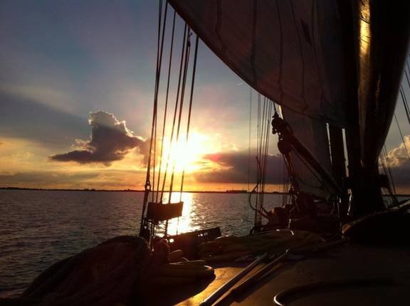 Klipper Nil Disperandum op het dek met zonsondergang
