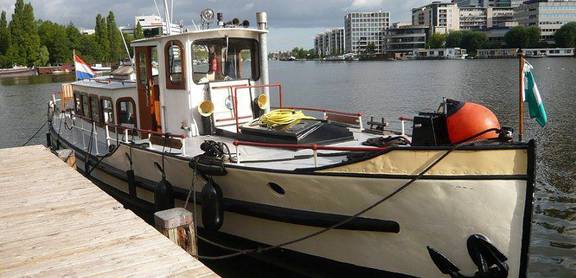 Salonboot Oude Maze afgemeerd aan de kade