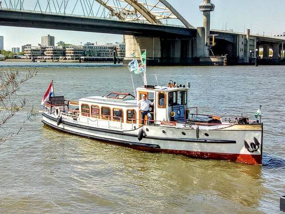 Salonboot Oude Maze varend bij een brug in Rotterdam