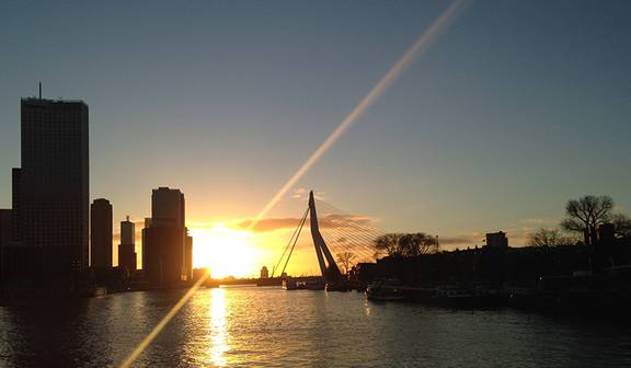 Zonsondergang bij de Erasmusbrug gezien vanaf de Oude Maze
