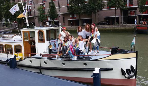 Gasten aan boord van salonboot Oude Maze