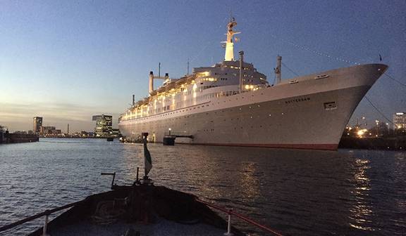Uitzicht op het ss Rotterdam tijdens een vaartocht met de Oude Maze