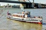 Salonboot Oude Maze varend bij een brug in Rotterdam