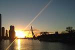 Zonsondergang bij de Erasmusbrug gezien vanaf de Oude Maze