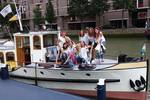 Gasten aan boord van salonboot Oude Maze