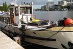 Salonboot Oude Maze afgemeerd aan de kade