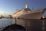 Uitzicht op het ss Rotterdam tijdens een vaartocht met de Oude Maze