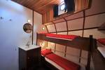 Hut met stapelbed en wastafel op de Passaat