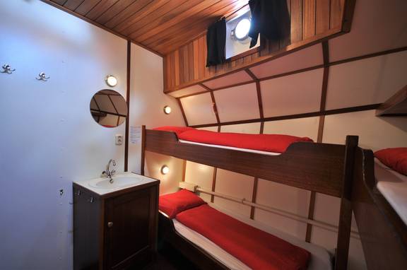 Hut met stapelbed en wastafel op de Passaat