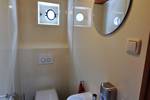 Toilet en wastafel aan boord van de Passaat