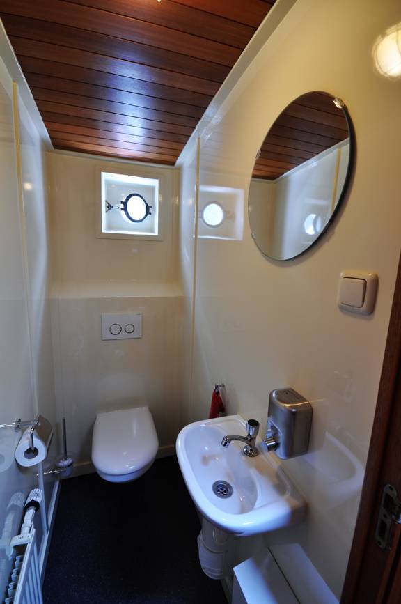 Toilet en wastafel aan boord van de Passaat