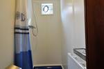 Douche en wastafel in de badkamer van de Poseidon