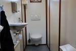 Toilet en wastafel aan boord van de Poseidon