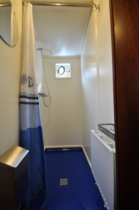 Douche en wastafel in de badkamer van de Poseidon