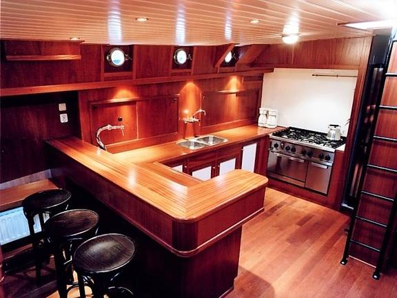 Houten bar en kombuis met fornuis op de Poseidon