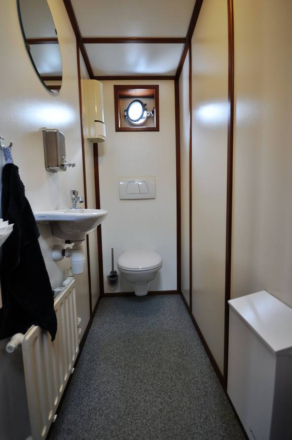 Toilet en wastafel aan boord van de Poseidon