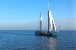 Pouwel Jonas zeilt op kalm blauw water