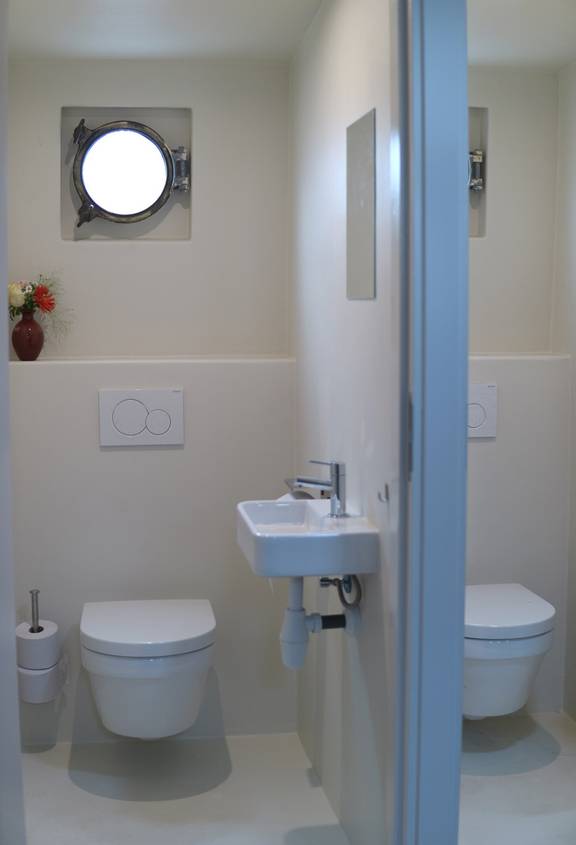 Toiletruimtes aan boord van de Pouwel Jonas